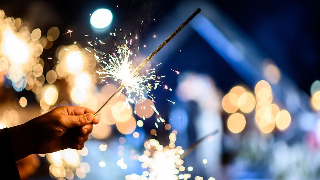 Uusivuosi kolkuttelee nurkan takana, ja iltaan on monissa perheissä luvassa iloa tähtisadetikuista.