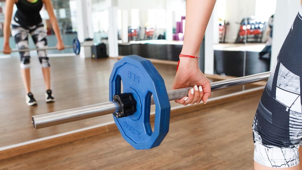 Liian pienillä painoilla treenaaminen on tyypillinen moka, jonka vuoksi lihakset eivät kasva. Kuvituskuva.