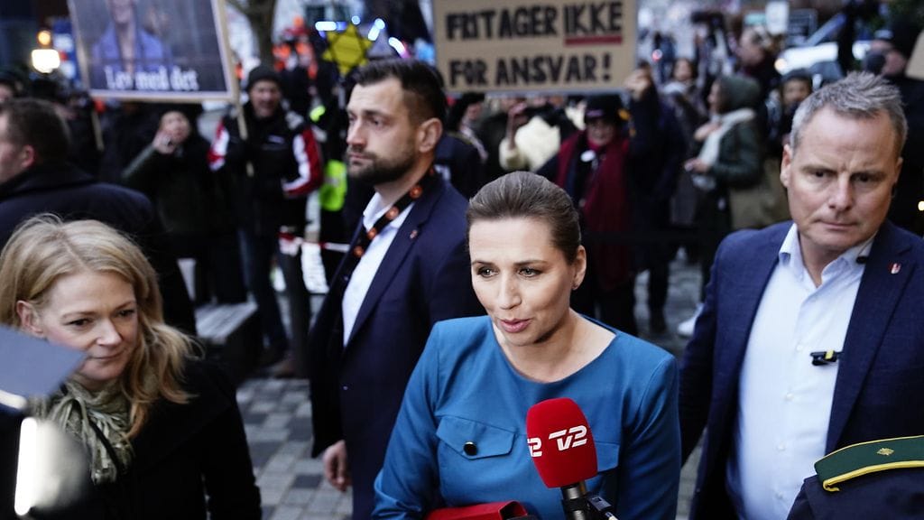 Pääministeri Mette Fredriksen vastasi median kysymyksiin Kööpenhaminassa ennen kuulemistaan minkkien teurastamispäätöksestä.