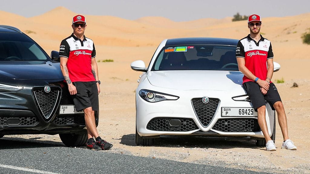 Kimi Räikkönen ja Antonio Giovinazzi ajelivat aavikolla kaikenlaisilla menopeleillä.