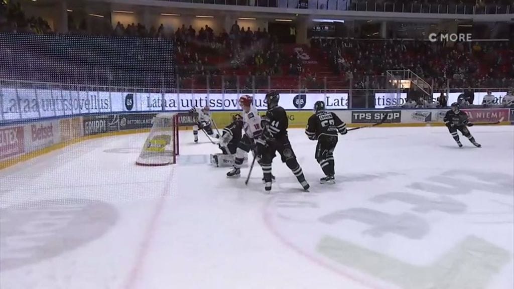 Miten tästä voi saada ohi? HIFK:n Alex Broadhurst tuhri elämänsä maalipaikan TPS:ää vastaan