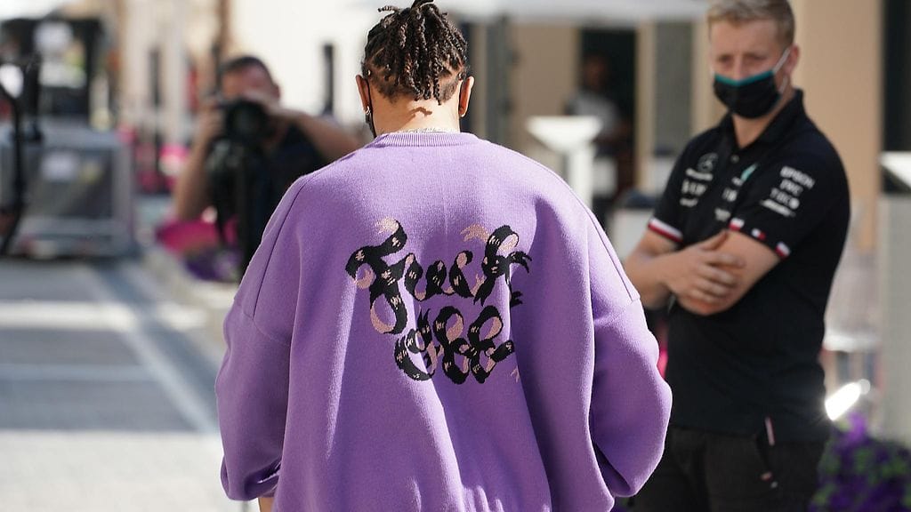 Lewis Hamilton saapui Abu Dhabin F1-varikolle varsin provosoiva teksti paitansa selkämyksessä.