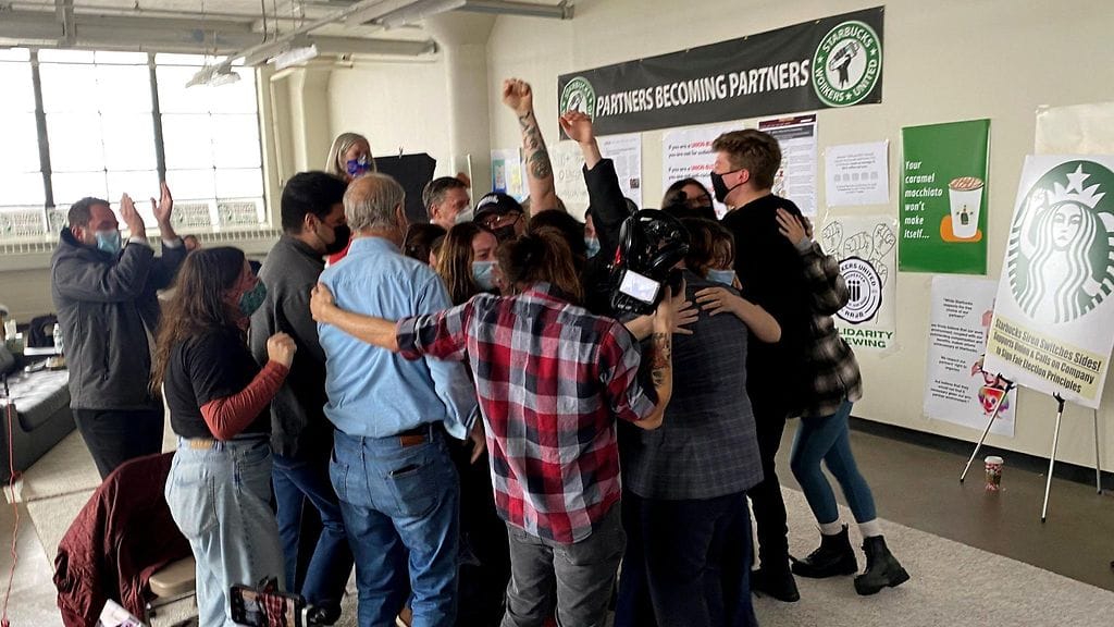 Kansallisen työsuhdeviranomaisen NLRB:n mukaan valtaosa kahden kahvilan henkilöstöstä äänesti järjestäytymisen puolesta. Tulos pitää kuitenkin vielä vahvistaa.