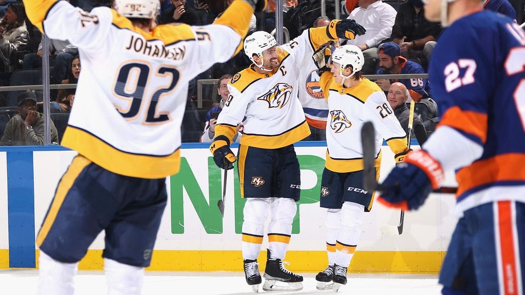 Eeli Tolvanen (oik.) sai onnittelut voittomaalistaan kapteeni Roman Josilta.