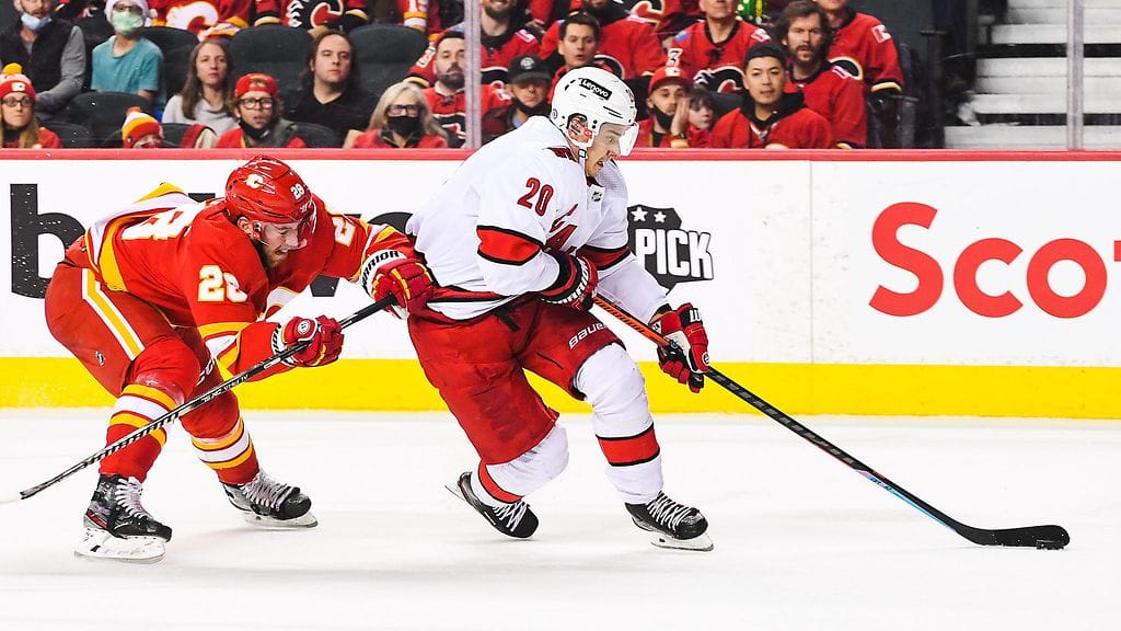 Sebastian Aho polki karkuun Calgary Flamesin puolustukselta.