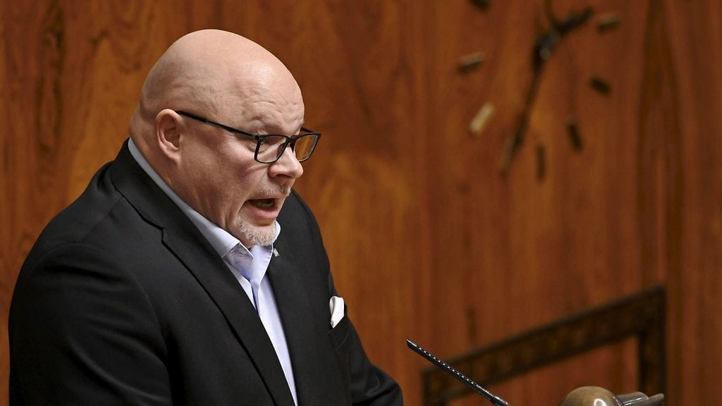 Valta kuuluu kansalle -puolueen kansanedustaja Ano Turtiainen eduskunnan täysistunnossa Helsingissä 30. marraskuuta 2021.