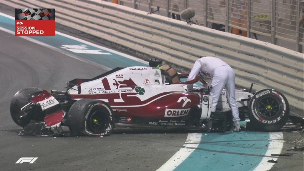 Kimi Räikkönen rikkoi autonsa seinäosumassa.