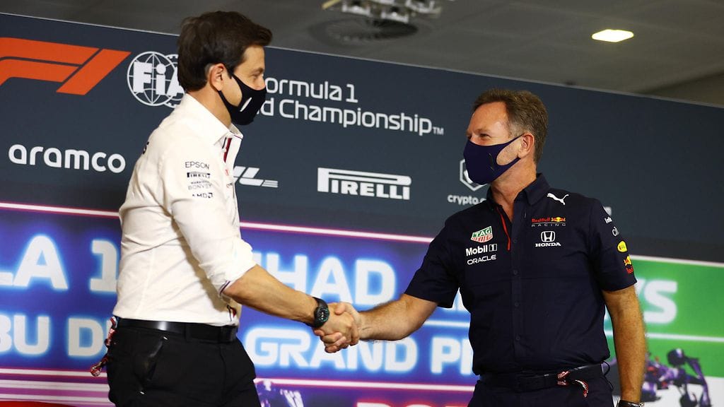 Toto Wolff ja Christian Horner kättelivät kameroiden edessä ennen Abu Dhabin F1-kauden viimeistä osakilpailua.