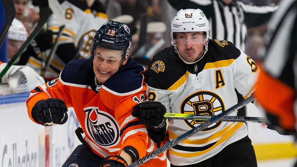 Jesse Puljujärvi kaksinkamppailusa Bostonin Brad Marchandin kanssa.