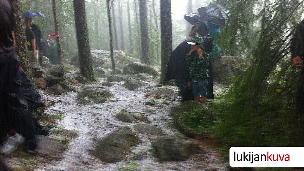 Raekuuro yllätti rallipolulla.