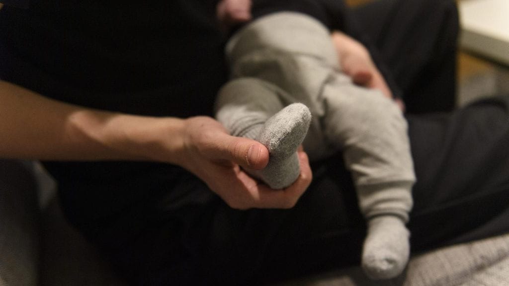 sä pukee poikavauvaa kotonaan Vantaalla 28. marraskuuta 2018. Kuvituskuva.