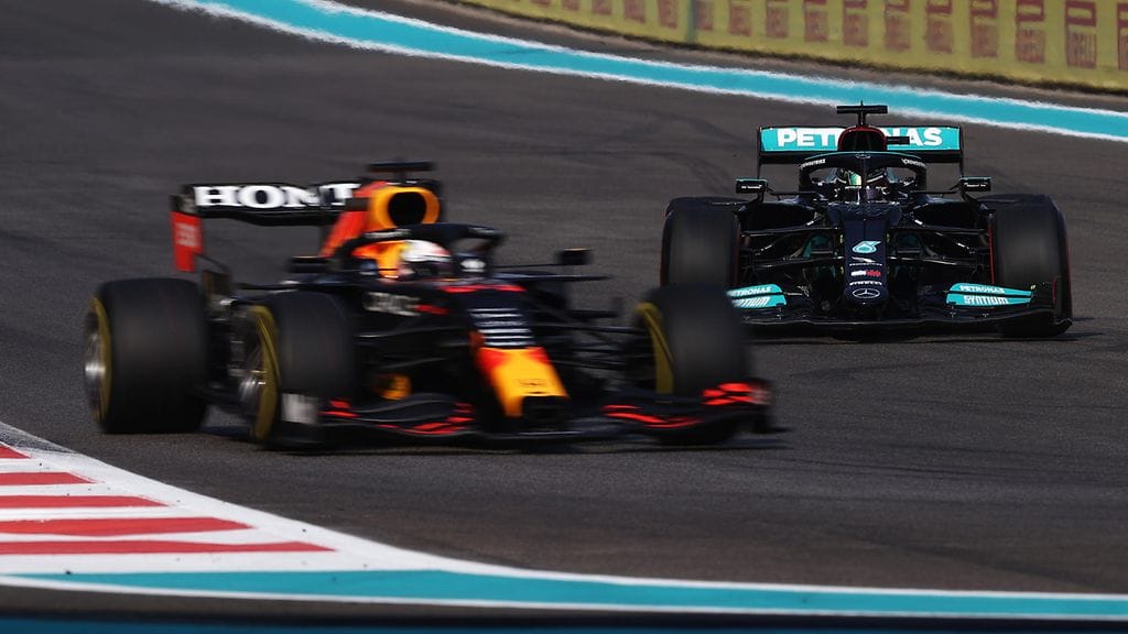 Max Verstappen ja Lewis Hamilton ajoivat tasapäisesti F1-kauden viimeisissä harjoituksissa ennen Abu Dhabin aika-ajoja.