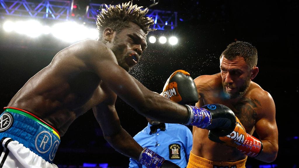 Vasil Lomatshenko (oik.) murjoi Richard Commeyn New Yorkissa.