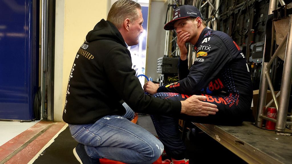 Max Verstappen vietti hetken isänsä Jos Verstappenin kanssa mestaruusjuhlien keskellä.