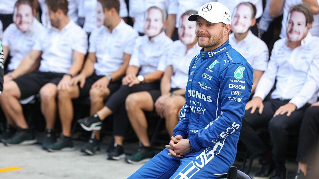 Valtteri Bottas sai Mercedekseltä viimeiseen kisaansa sinivalkoiset ajohaalarit.