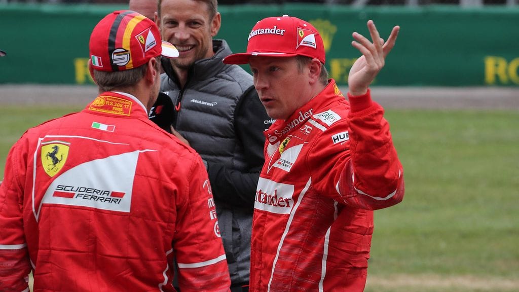 Jenson Button (takana) yllättyi pahanpäiväisesti, kun Kimi Räikkönen istui aamuyöstä hänen olohuoneessaan.