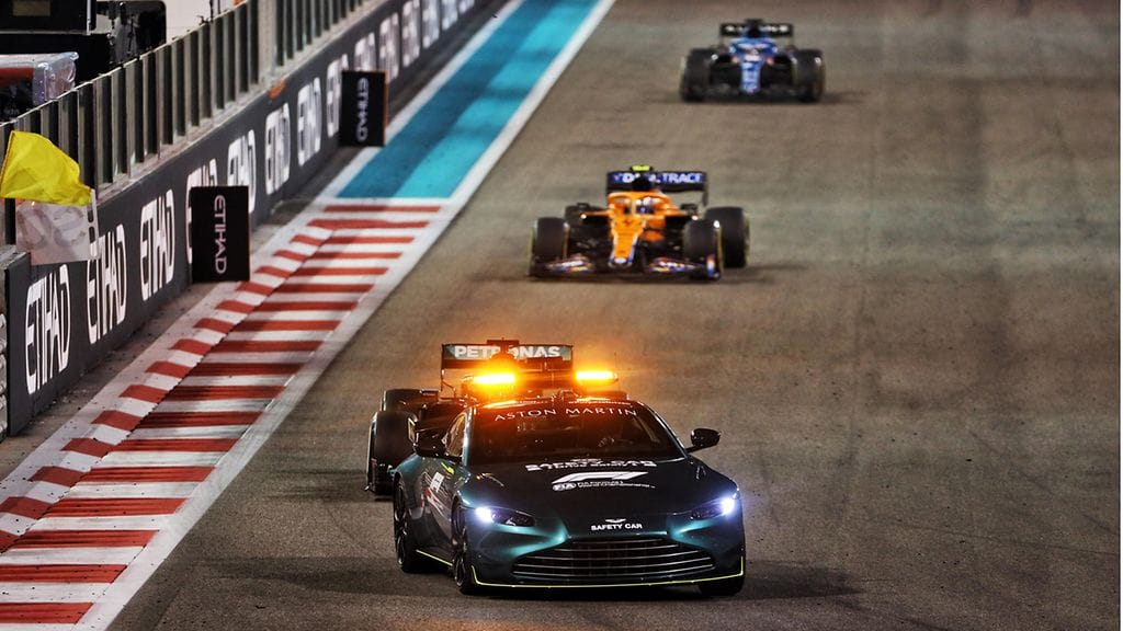 Lewis Hamilton olisi voittanut maailmanmestaruuden, jos maaliin olisi tultu turva-auton perässä Abu Dhabissa.