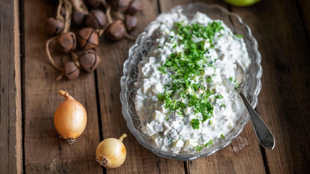 Kuuluuko omaan joulupöytääsi sienisalaatti? Voit syödä sitä vaikka saaristolaisleivän päällä kalaherkkujen kaverina.