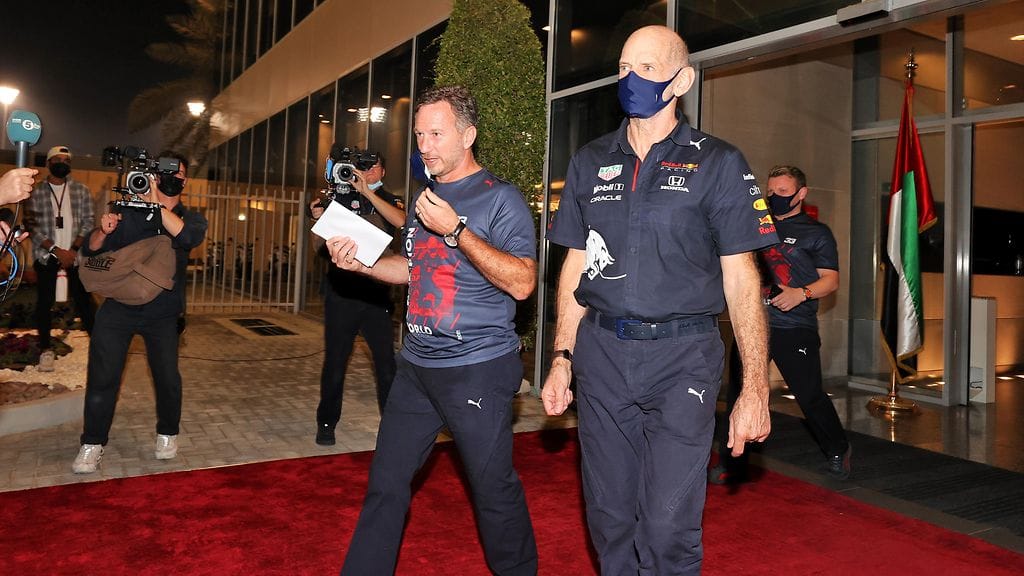 Red Bullin johto (tallipäällikkö Christian Horner vasemmalla ja suunnittelijavelho Adrian Newey oikealla) sai ravata tuomariston edessä sunnuntain Abu Dhabin kisan jälkeen.