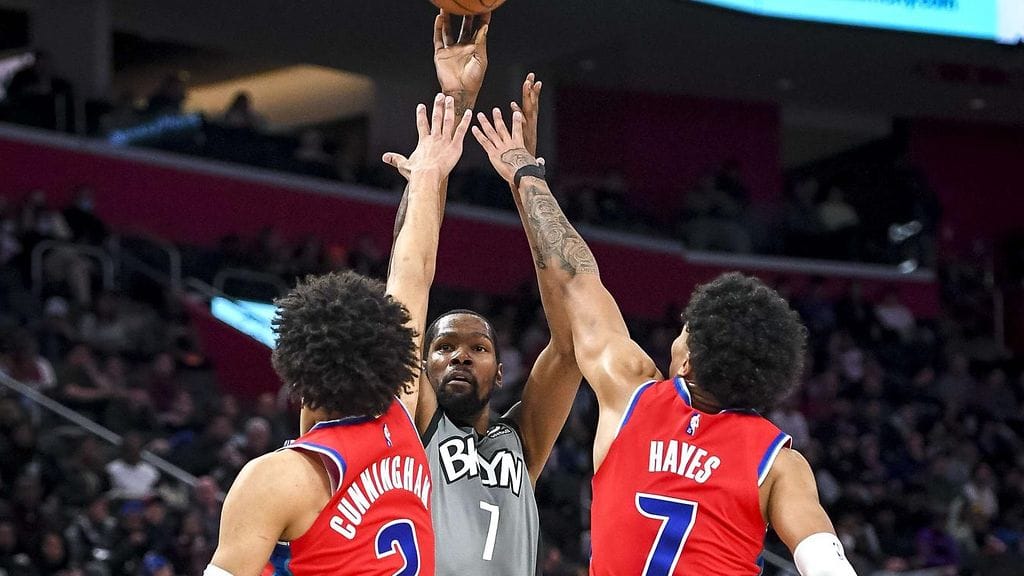 Brooklyn Netsin Kevin Durant kuritti Detroit Pistonsia.