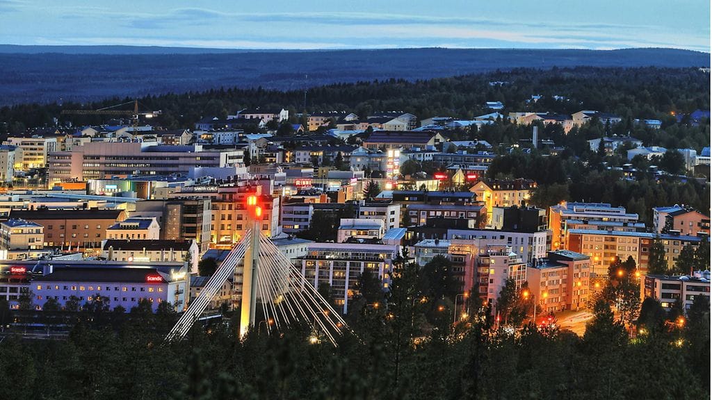 Syyttäjän mukaan uhria lyötiin katana-miekalla ravintolan edustalla Rovaniemen keskustassa. Kuvituskuva.