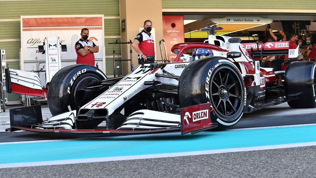 Valtteri Bottas ulkoilutti Pirellin uusiin 18 tuuman renkaisiin kasvatettuja vanteita.