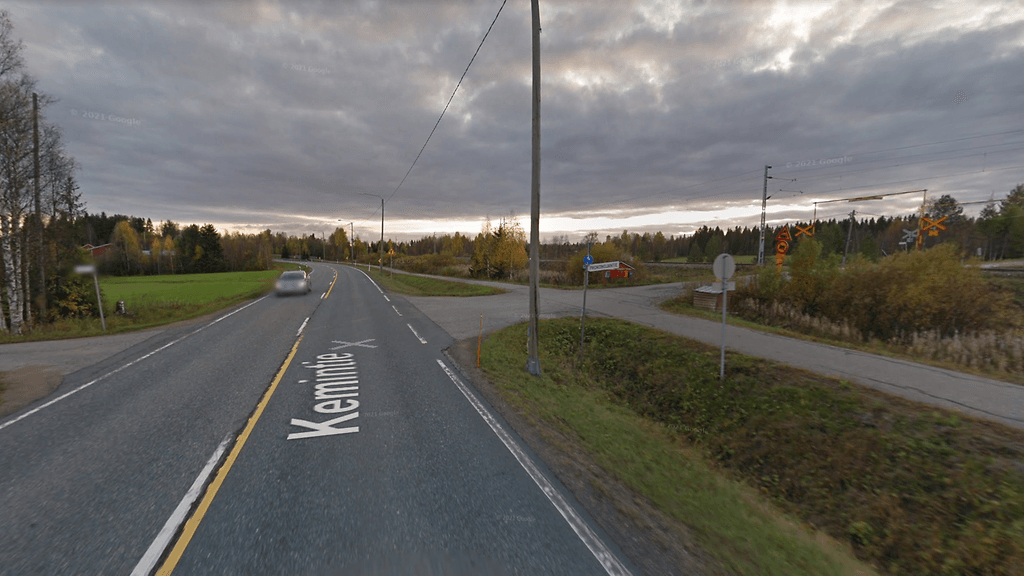 Kuva onnettomuuspaikasta Google Maps -palvelusta. Taustalla oleva auto ei liity tapaukseen. Sen takana näkyy risteys, josta rekka tuli. Henkilöauto oli etualalla olevassa risteyksessä ja kääntyi kuvasta nähden oikealle päin.