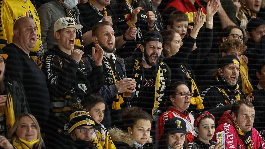 Rouenin fanit elivät täysillä mukana omiensa taistelussa Tapparaa vastaan.