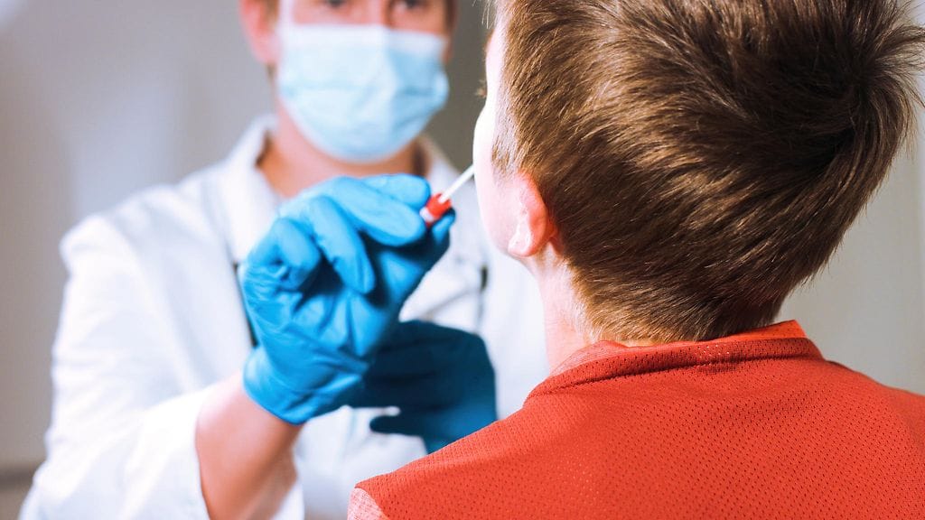 Tutkimus vihjaa, että moni koronatartunnan saanut on näytteenottohetkellä oireeton. Kuvituskuva.