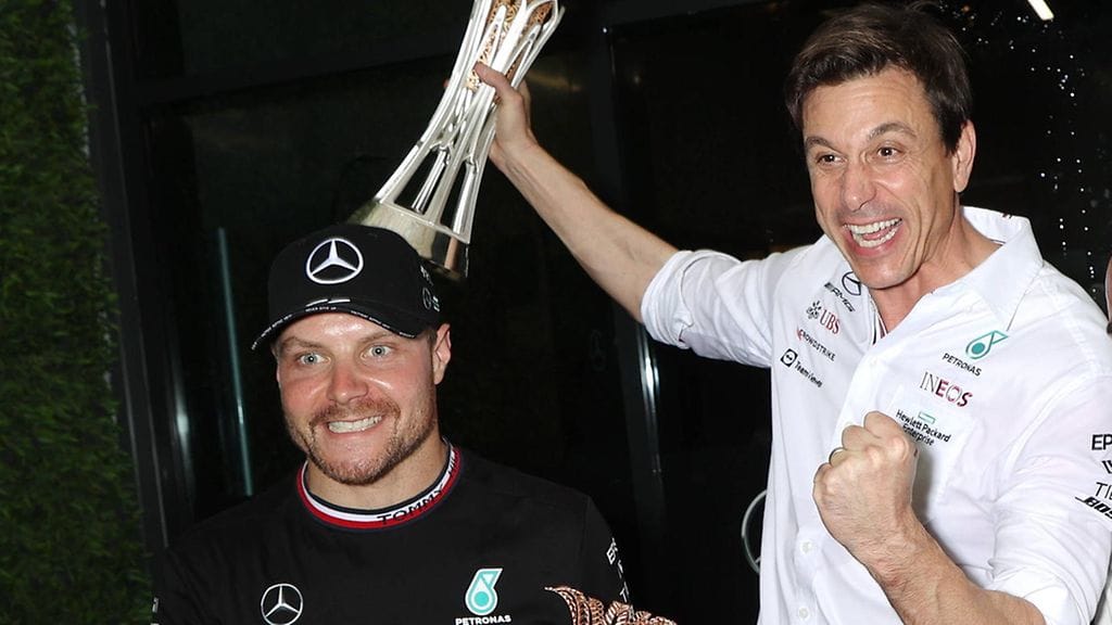 Valtteri Bottas ja Toto Wolff ottivat ilon irti pitkän F1-kauden päättymisestä.
