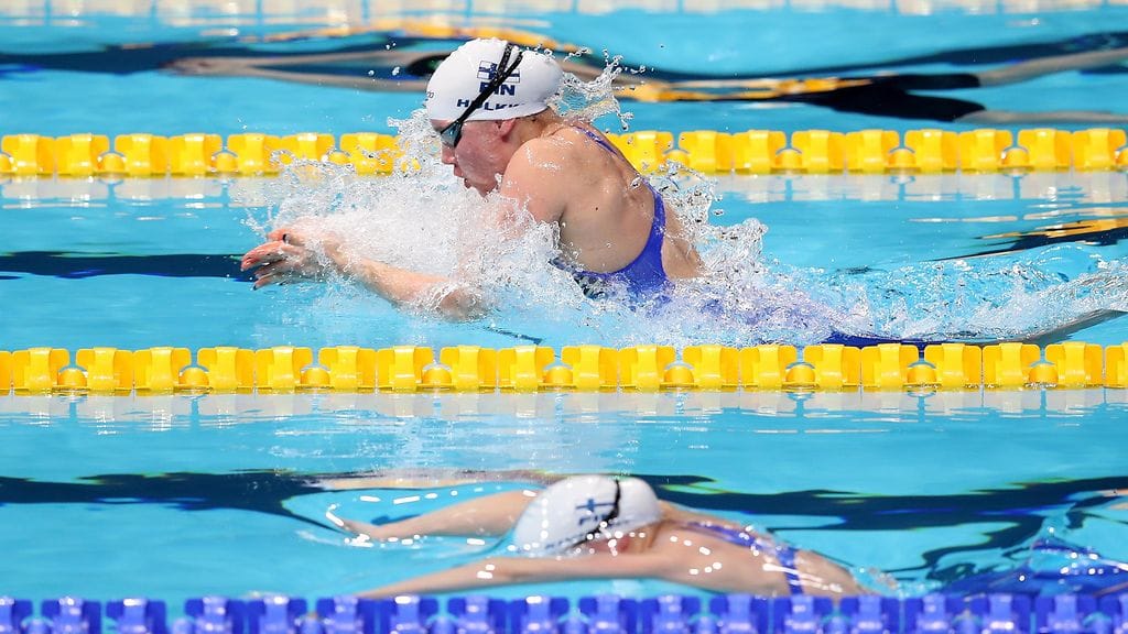 Ida Hulkko (ylh.) ja Veera Kiviranta uivat 50 metrin rintauinnin välieriin lyhyen radan MM-kisoissa.