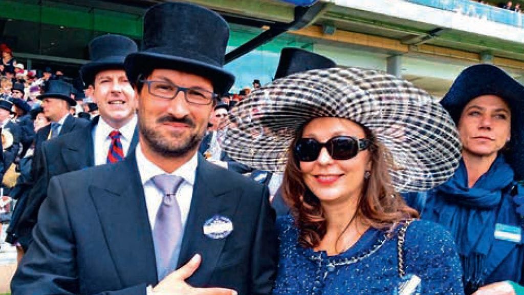 Sarjahuijari Mark Acklom kuvassa vaimonsa Maria Yolanda Ros Rodriguez kanssa samaan aikaan, kun hänellä oli suhde Carolyn Woodsiin.