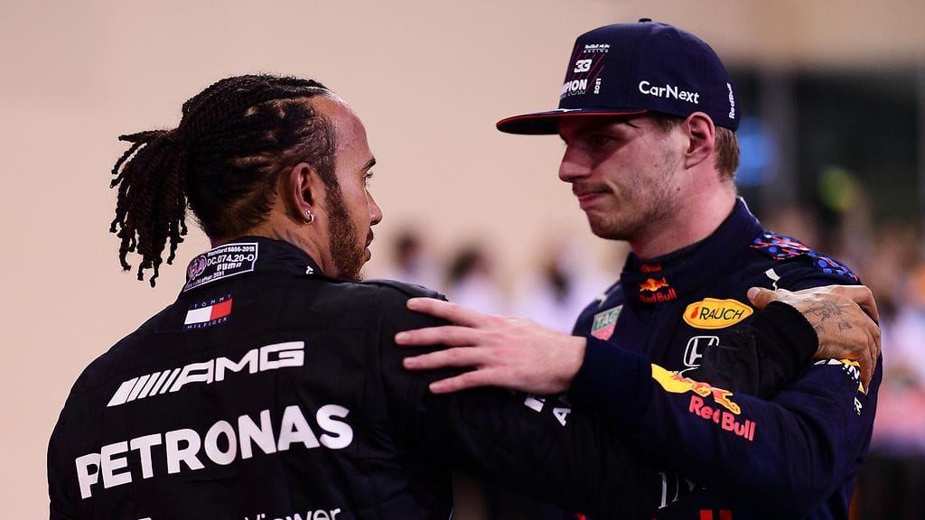 Max Verstappen opastaa Lewis Hamiltonia vaikealla hetkellä.