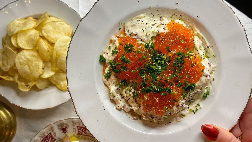 Kirjolohenmädistä voi valmistaa dippiä ja nautiskella sipsien kera. Kuvassa Leenan ja Imanin supersuosioon noussut mätidippi.