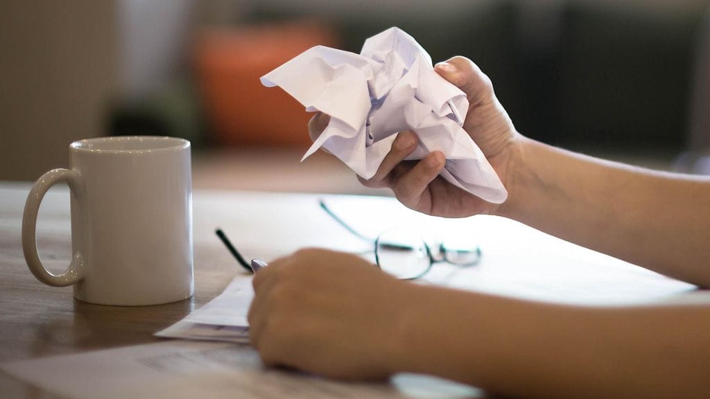Tuohtunut Salla (nimi muutettu) heitti kielteisen vakuutuspäätöksen roskiin. Kuvituskuva.