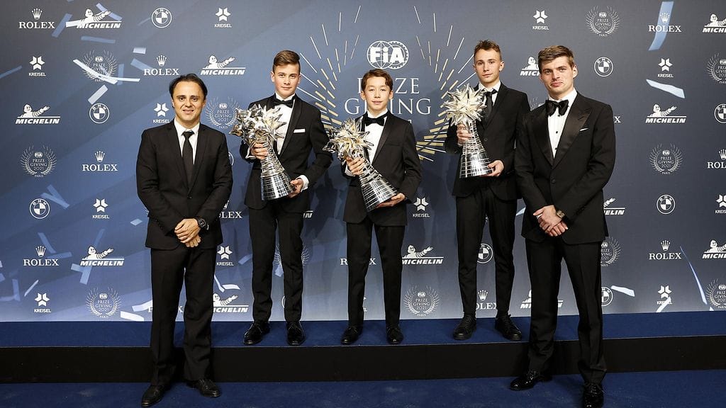 Kartingmestari Nakamura Berta (keskellä) kertoi FIA:n palkintogaalassa Lewis Hamiltonin olevan hänen esikuvansa. Bertan vasemmalla puolella suomalainen Tuukka Taponen, joka voitti kartingissa maailmanmestaruuden.