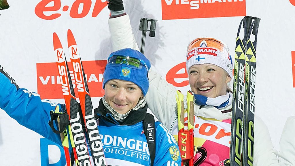 Kaisa Mäkäräinen saattaa menettää maailmancupin kokonaiskilpailun voittonsa. Taustalla on venäläisen Olga Zaitsevan (vas.) dopingkäry.