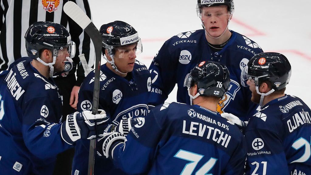 Valtteri Kemiläinen (ensimmäinen vasemmalta) alusti Jere Karjalaisen (toinen vasemmalta) molemmat Kanada-ottelun maalit.