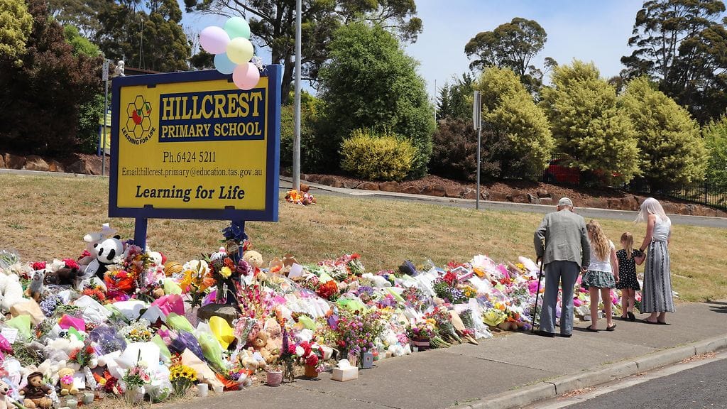 Australialaiskoulun pihan tuntumaan on kasattu kukkameri pomppulinnaturman uhrien muistoksi.