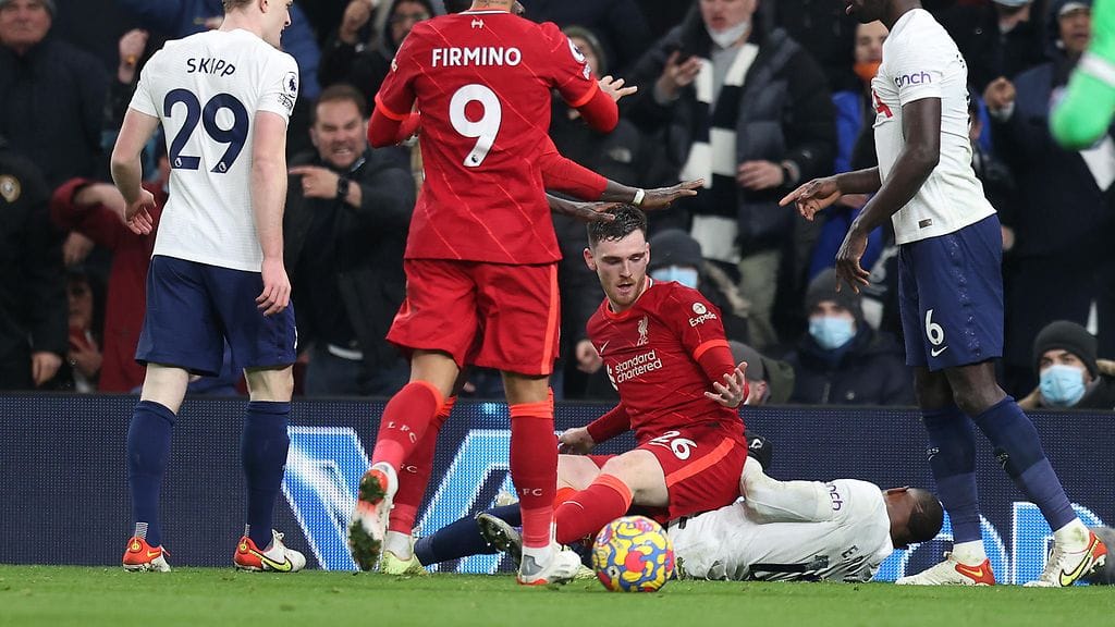 Andrew Robertson hankki itselleen punaisen kortin tästä tilanteesta.