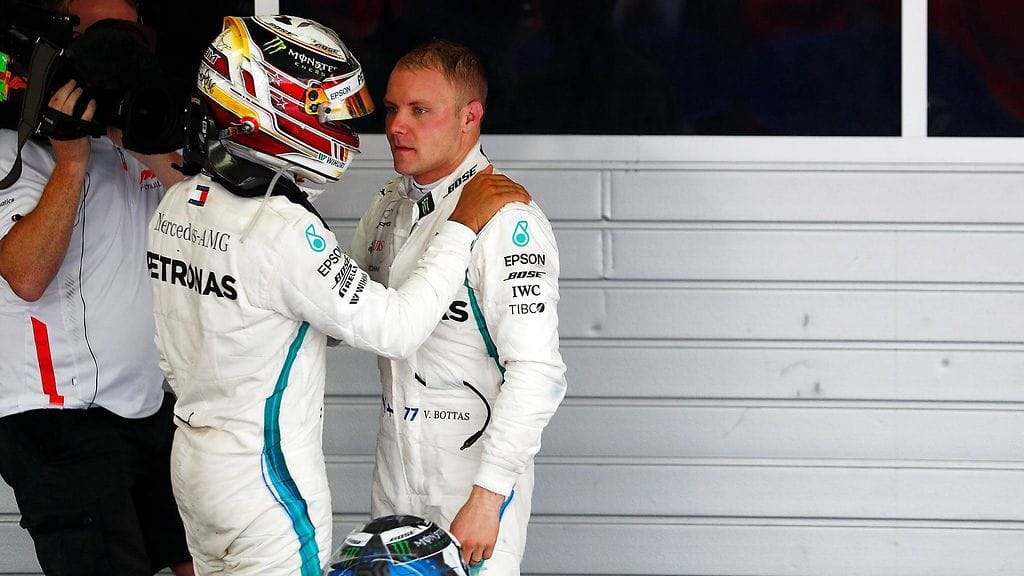Lewis Hamilton antoi tukensa Valtteri Bottakselle Venäjän GP:n 2018 tallimääräyksen jälkeen.
