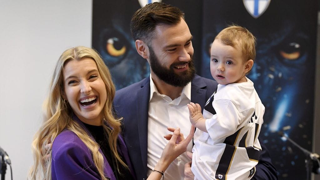 Tim Sparv hyvästeli pelaajauransa perhe vierellään.