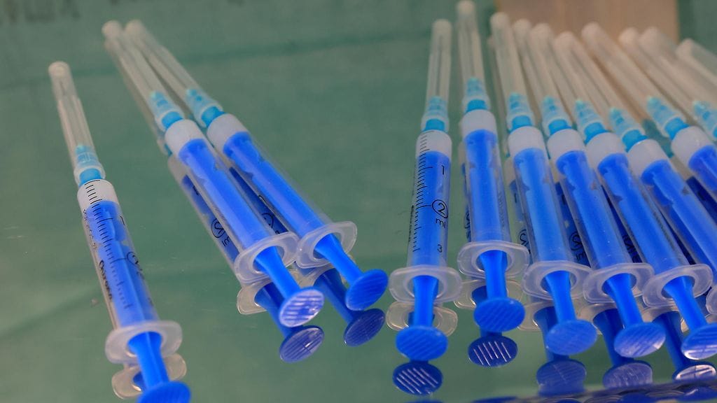 Italian poliisi on pidättänyt italialaisen sairaanhoitajan epäiltynä väärien koronarokoteannosten antamisesta. Kuvituskuva.