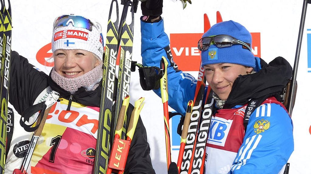 Kaisa Mäkäräinen ja Olga Zaitseva poseerasivat palkintokorokkeella Kontiolahdella maaliskuussa 2014.