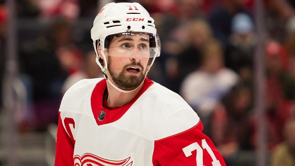 Dylan Larkin paikkasi vahinkonsa tyylikkäästi.