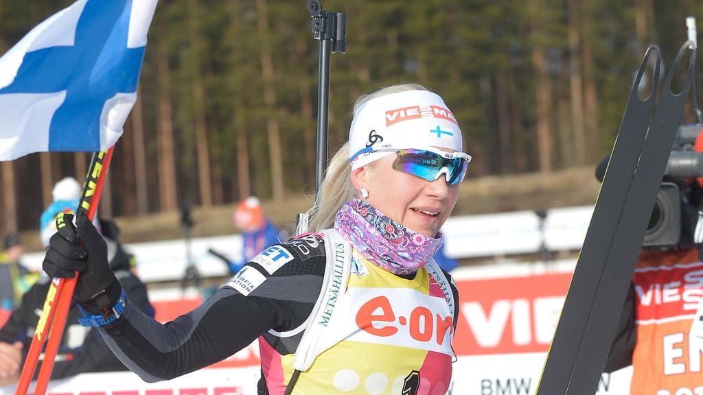 Kaisa Mäkäräinen tuuletti voittoa Kontiolahdella maaliskuussa 2014.