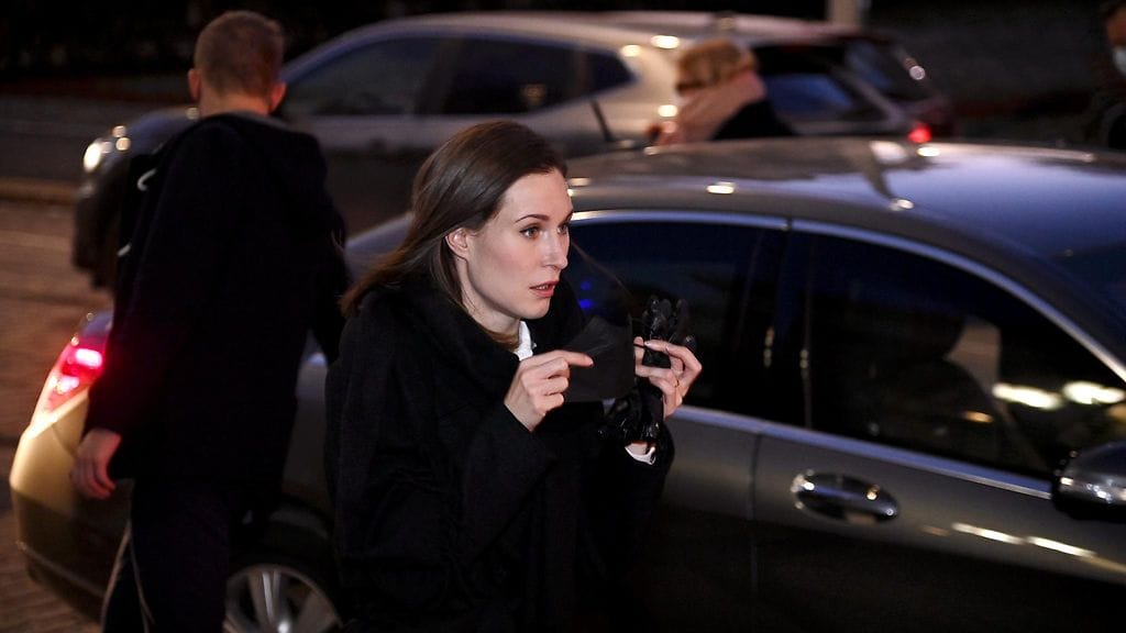 Pääministeri Sanna Marin (sd.) kertoi viime viikolla Iltalehden aluevaalitentissä koronastrategian päivittämistä koskevista neuvotteluista. Tässä Marin on kuvattu Säätytalo 21.12.2021.