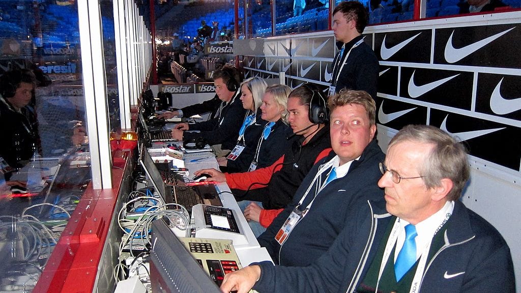 Toimitsija-aitio valmistautumassa ottelun alkuun.