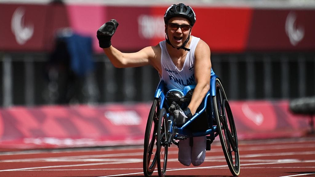 Toni Piispanen voitti Tokiossa paralympiakultaa T51-luokan 200 metrin matkalla.