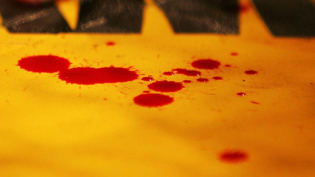 Puukotettu tuomari vuosi verta kehään. Kuvituskuva.